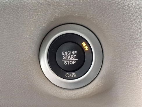 Used 2023 Chrysler Pacifica Touring-L FWD image 25