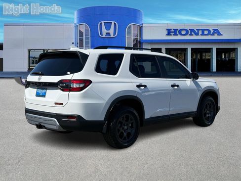 Used 2025 Honda Pilot TrailSport image 9
