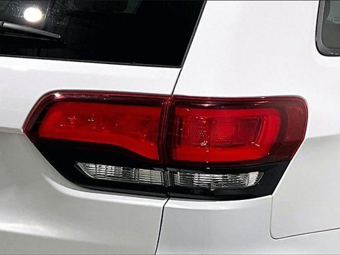 Used 2020 Jeep Grand Cherokee Altitude image 24