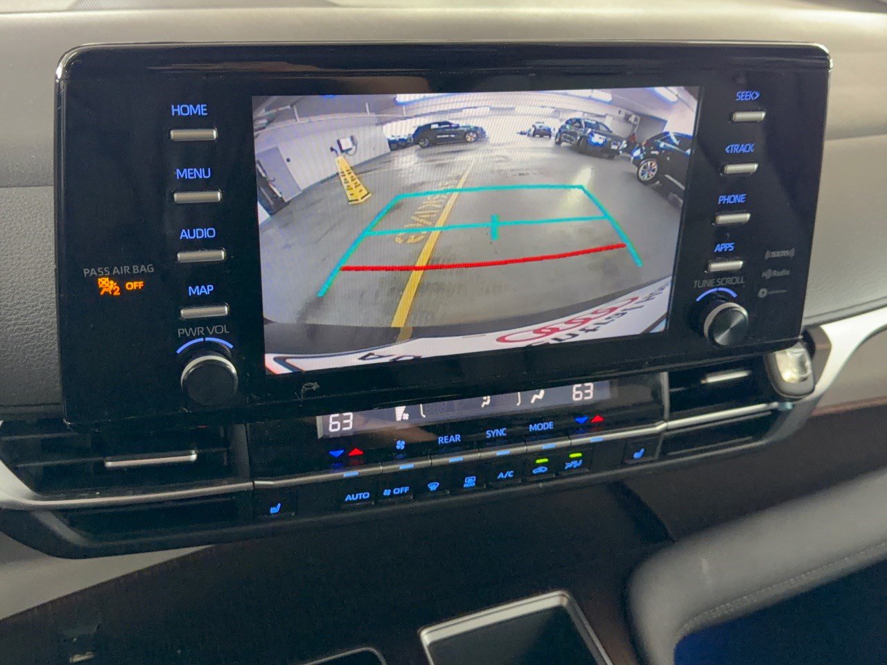 Used 2024 Toyota Sienna XLE FWD image 24