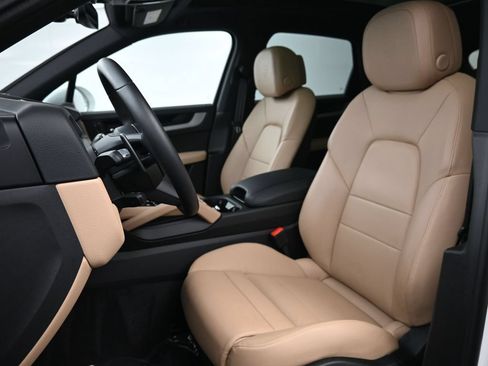 Certified 2025 Porsche Cayenne E-Hybrid w/ Premium Package Plus AWD/4WD image 5