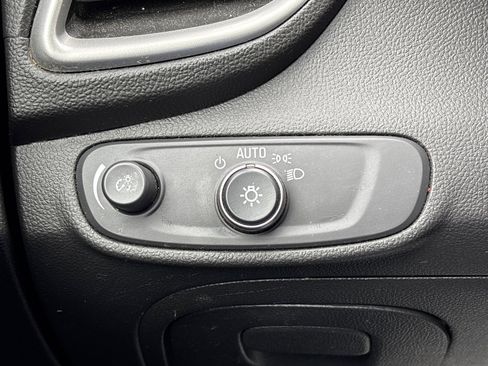 Used 2018 Chevrolet Trax LT w/ LT Convenience Package image 20