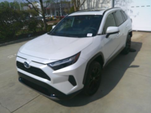 Used 2023 Toyota RAV4 SE w/ Convenience Package image 5