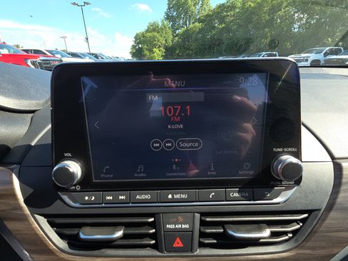 Used 2024 Nissan Altima 2.5 SV FWD image 21
