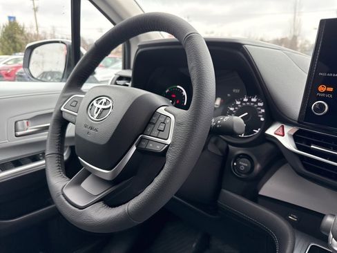 New 2026 Toyota Sienna XLE image 10