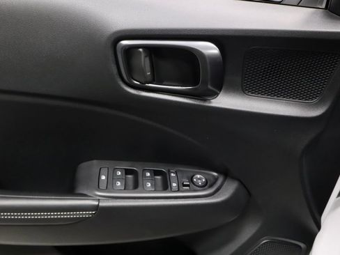 Used 2024 Hyundai Venue Limited FWD image 25