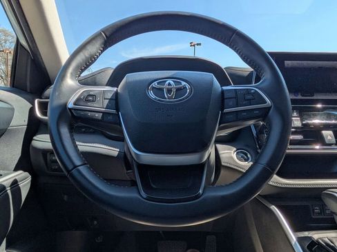 Used 2024 Toyota Highlander LE image 21
