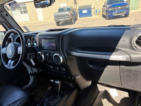 Used 2018 Jeep Wrangler Unlimited Rubicon w/ Connectivity Group AWD/4WD image 29