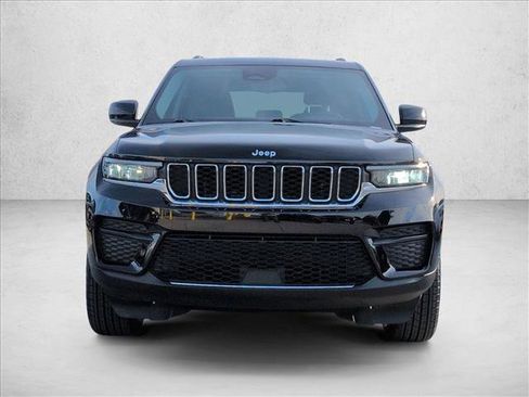 Used 2023 Jeep Grand Cherokee Laredo image 2