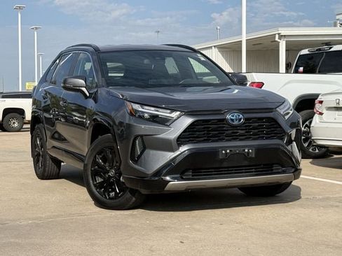 Used 2022 Toyota RAV4 SE AWD/4WD image 2