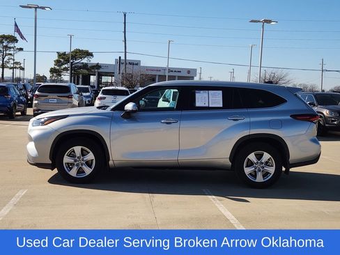 Used 2024 Toyota Highlander AWD image 4