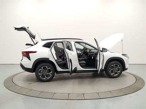 New 2026 Chevrolet Trax LT w/ Driver Confidence Package image 15