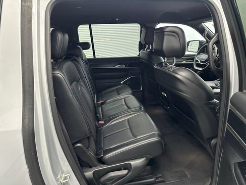 Used 2024 Jeep Wagoneer L Series II w/ Flexible Seating Group AWD/4WD image 17