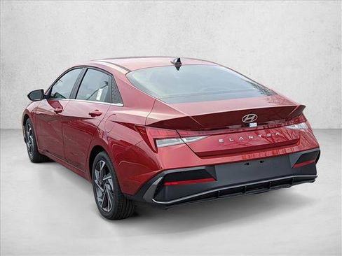 Used 2025 Hyundai Elantra SEL image 9