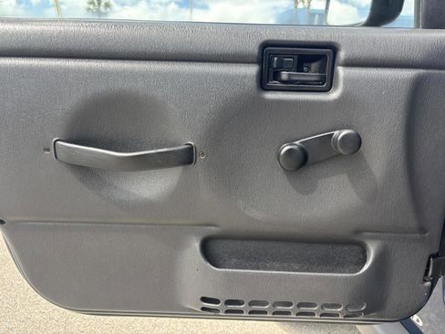 Used 2005 Jeep Wrangler Unlimited image 28