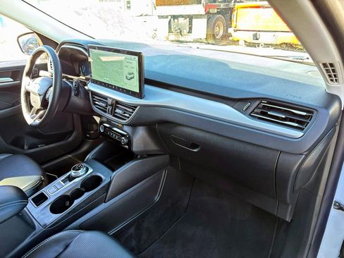 Used 2025 Ford Escape Platinum image 9