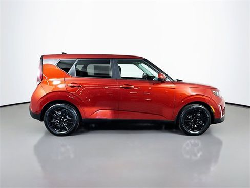 Used 2023 Kia Soul LX image 9