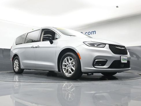 Used 2024 Chrysler Pacifica Touring-L FWD image 27