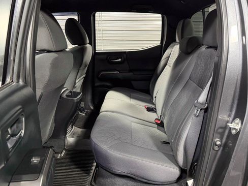 Used 2017 Toyota Tacoma TRD Sport image 19