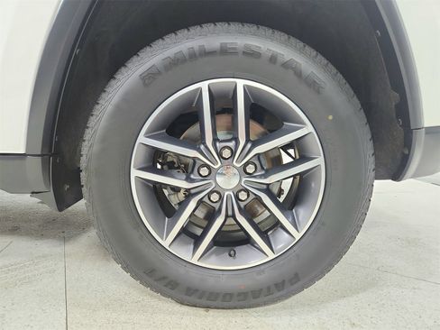 Used 2018 Jeep Grand Cherokee Limited image 47