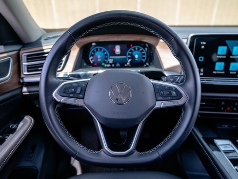 Used 2024 Volkswagen Atlas SE AWD/4WD image 16