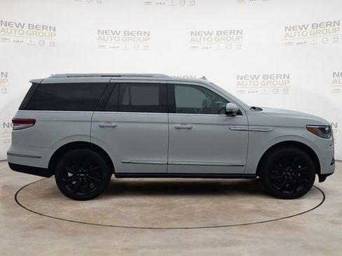 Used 2024 Lincoln Navigator Reserve AWD/4WD image 6