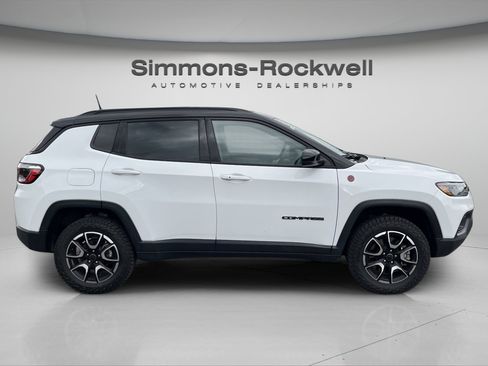 Used 2025 Jeep Compass Trailhawk AWD/4WD image 6