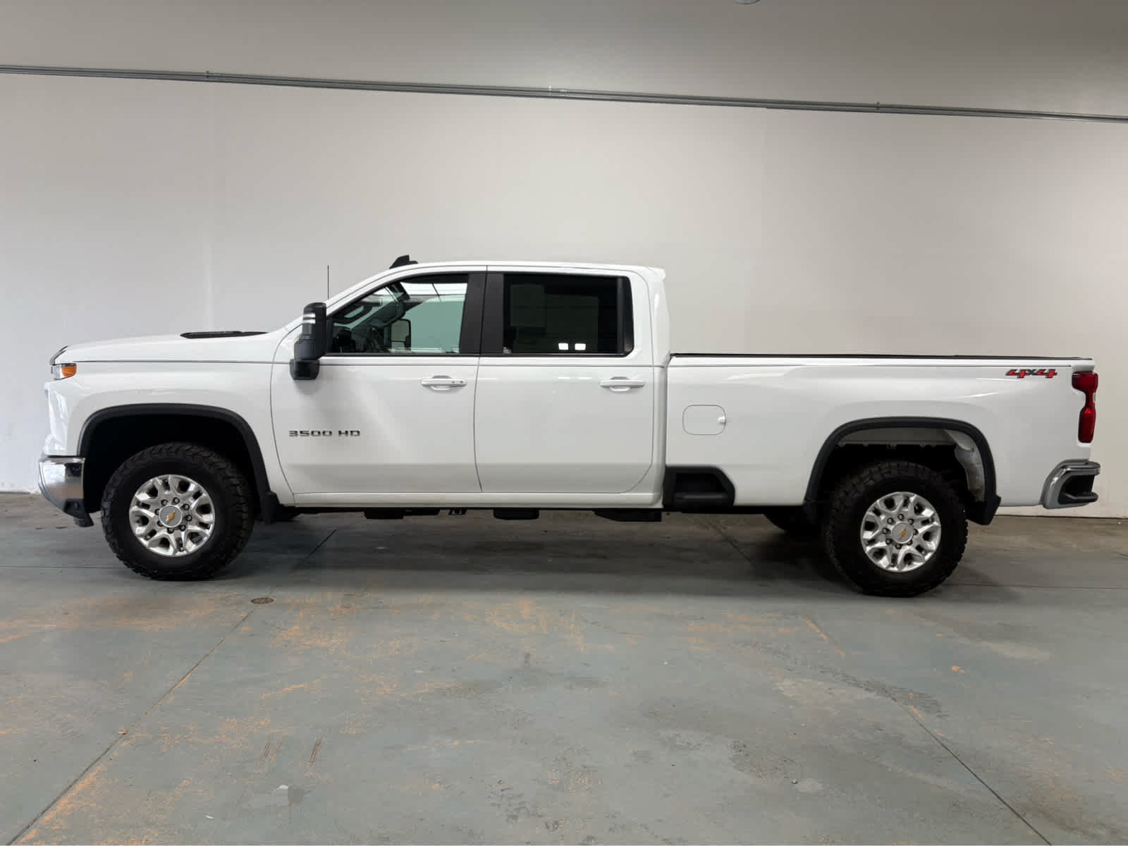 Used 2024 Chevrolet Silverado 3500 LT AWD/4WD image 2