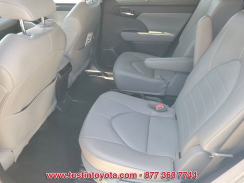 Used 2023 Toyota Highlander XLE image 11