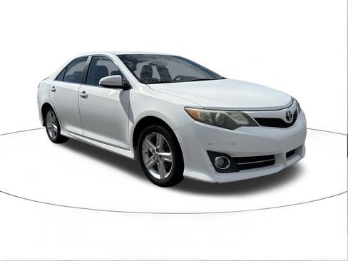 Used 2014 Toyota Camry SE FWD image 1