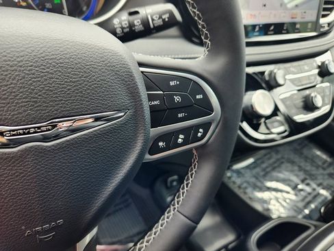 New 2025 Chrysler Pacifica Select image 25