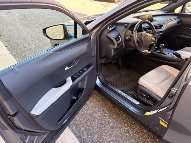 Used 2019 Lexus UX 200 w/ Premium Package FWD image 7