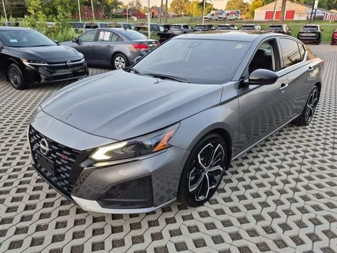 Used 2023 Nissan Altima 2.5 SR FWD image 8