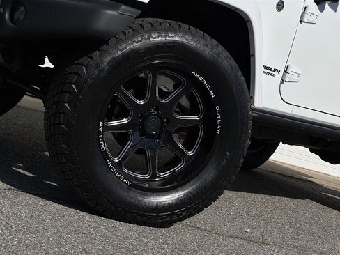 Used 2017 Jeep Wrangler Unlimited Sahara image 5