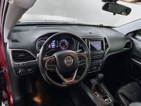 Used 2019 Jeep Cherokee Latitude Plus w/ Cold Weather Group FWD image 12