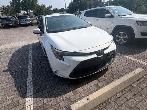 Used 2021 Toyota Corolla LE FWD image 2