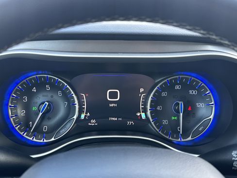 Used 2023 Chrysler Pacifica Touring-L FWD image 18