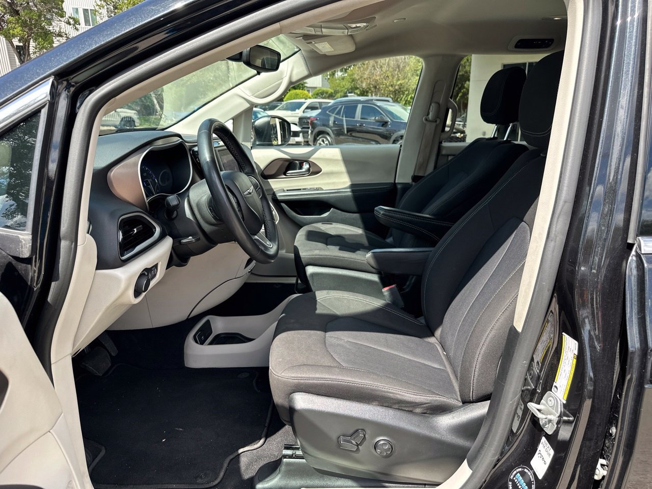 Used 2023 Chrysler Voyager LX FWD image 9