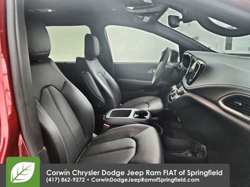 Certified 2026 Chrysler Pacifica Select image 33