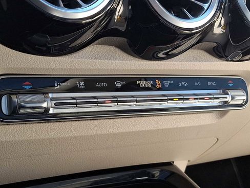 Used 2022 Mercedes-Benz GLB 250 4MATIC image 11