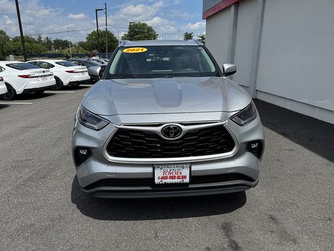 Used 2021 Toyota Highlander XLE AWD/4WD image 3
