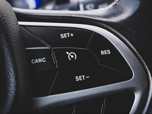 Used 2019 Chrysler Pacifica Touring-L image 14