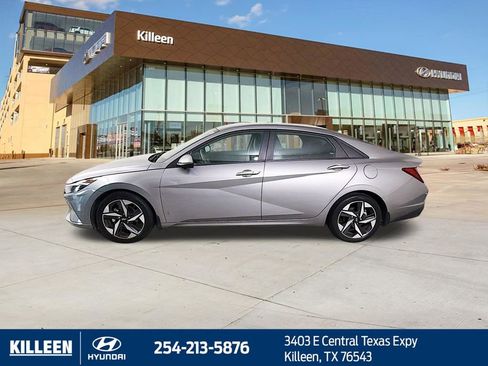 Used 2023 Hyundai Elantra SEL w/ Convenience Package FWD image 4