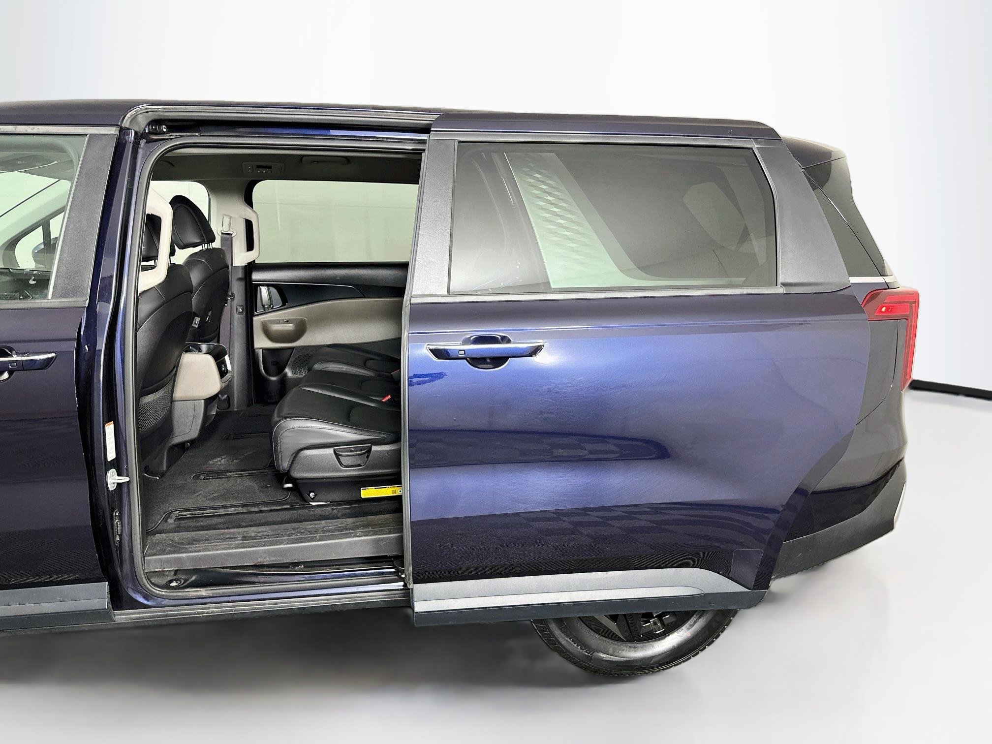 Used 2025 Kia Carnival FWD image 27