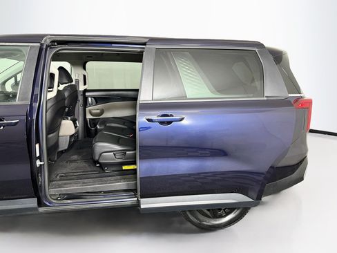Used 2025 Kia Carnival FWD image 27