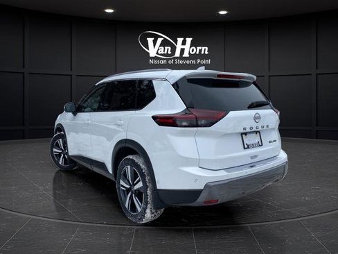 Used 2025 Nissan Rogue SL image 3