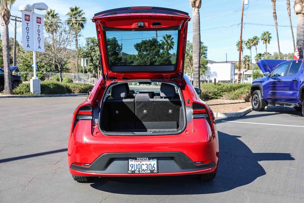 Certified 2025 Toyota Prius LE FWD image 23
