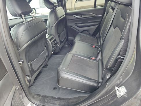 Used 2023 Jeep Grand Cherokee Altitude image 19