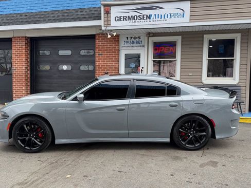 Used 2019 Dodge Charger Scat Pack w/ Technology Group RWD image 2