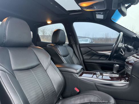 Used 2017 INFINITI Q70 3.7 w/ Technology Package image 29